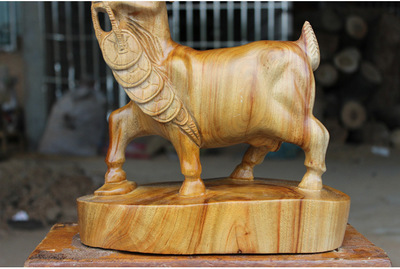 祥瑞入室 手工香樟根雕生肖羊的艺术魅力与家居意蕴